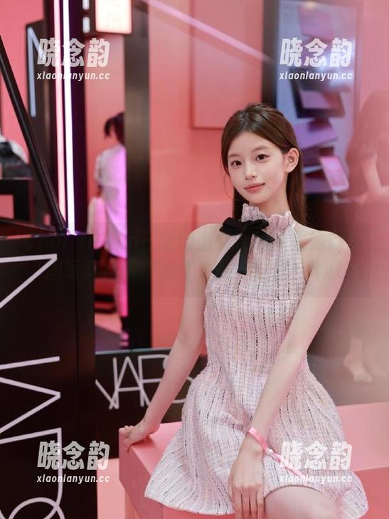 Choi Ji Yun三宅朝邀你在线体验她的原图写真，展现女性之美与自信！.txt